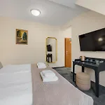 Hotel Reverie - Dependance, Check-In At Metropolitan Star