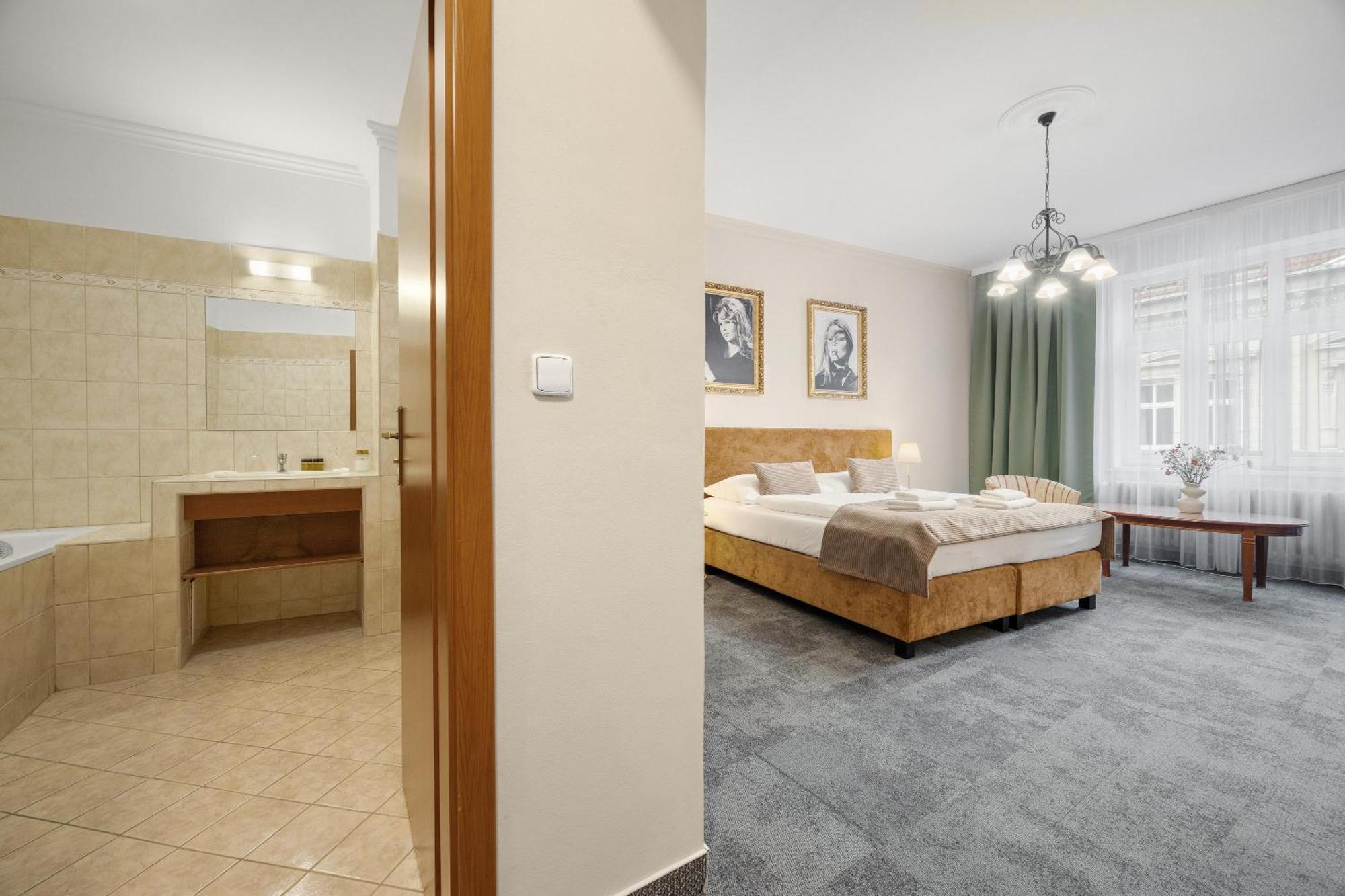 Reverie - Dependance, Check-in At Metropolitan Star