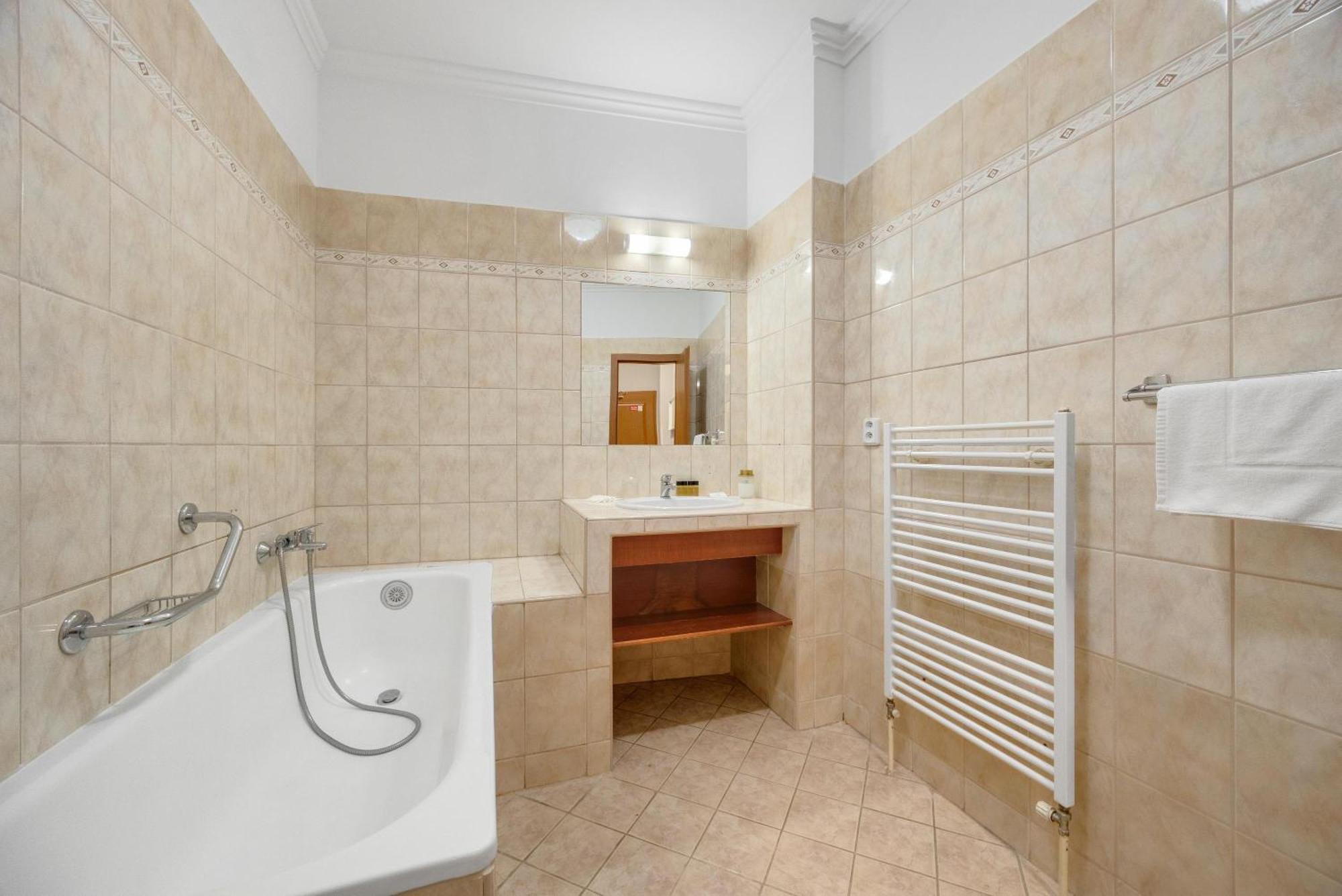 Reverie - Dependance, Check-in At Metropolitan Star Hotel 3*