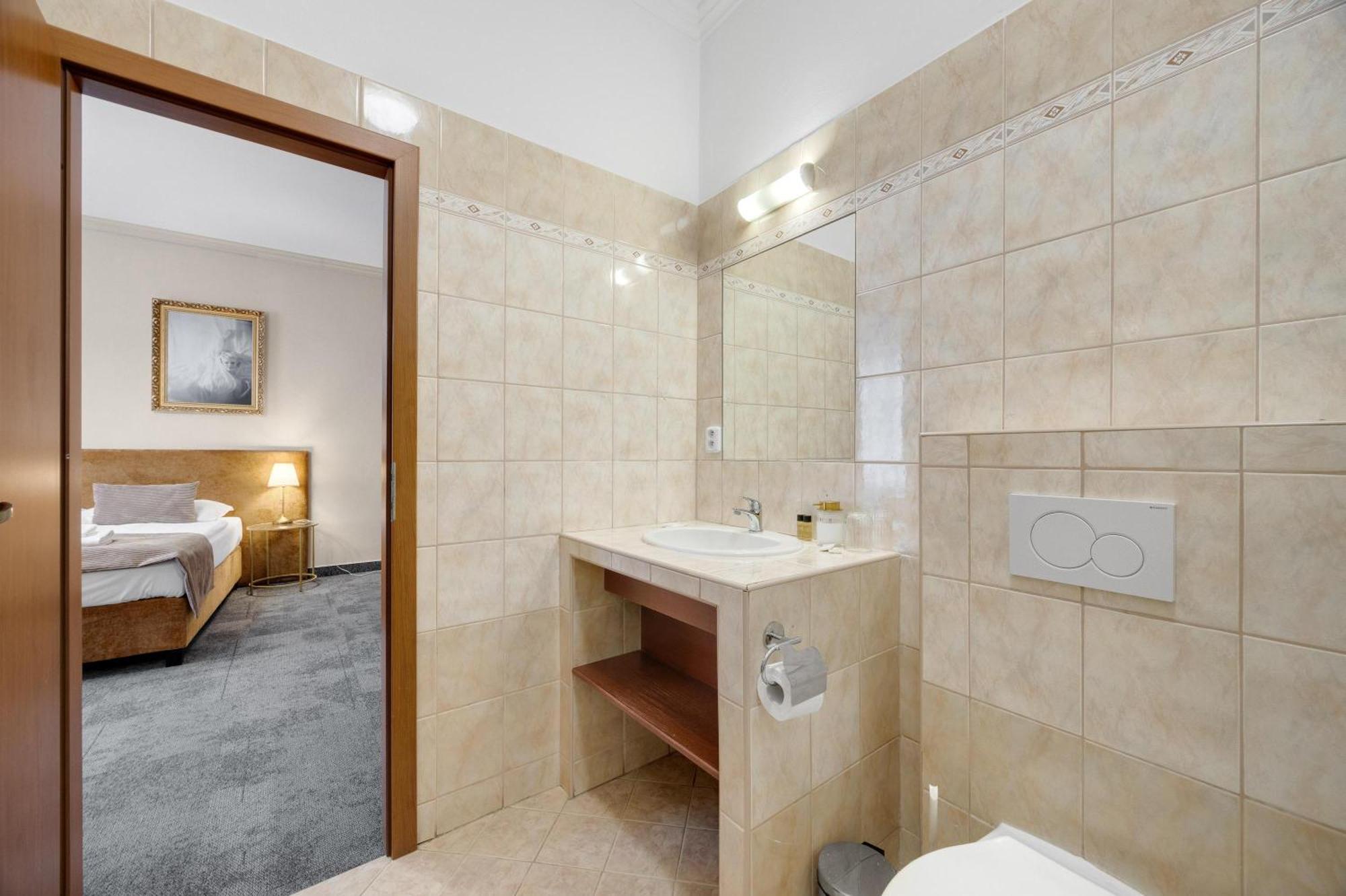Hotel Reverie - Dependance, Check-in At Metropolitan Star Bratislava