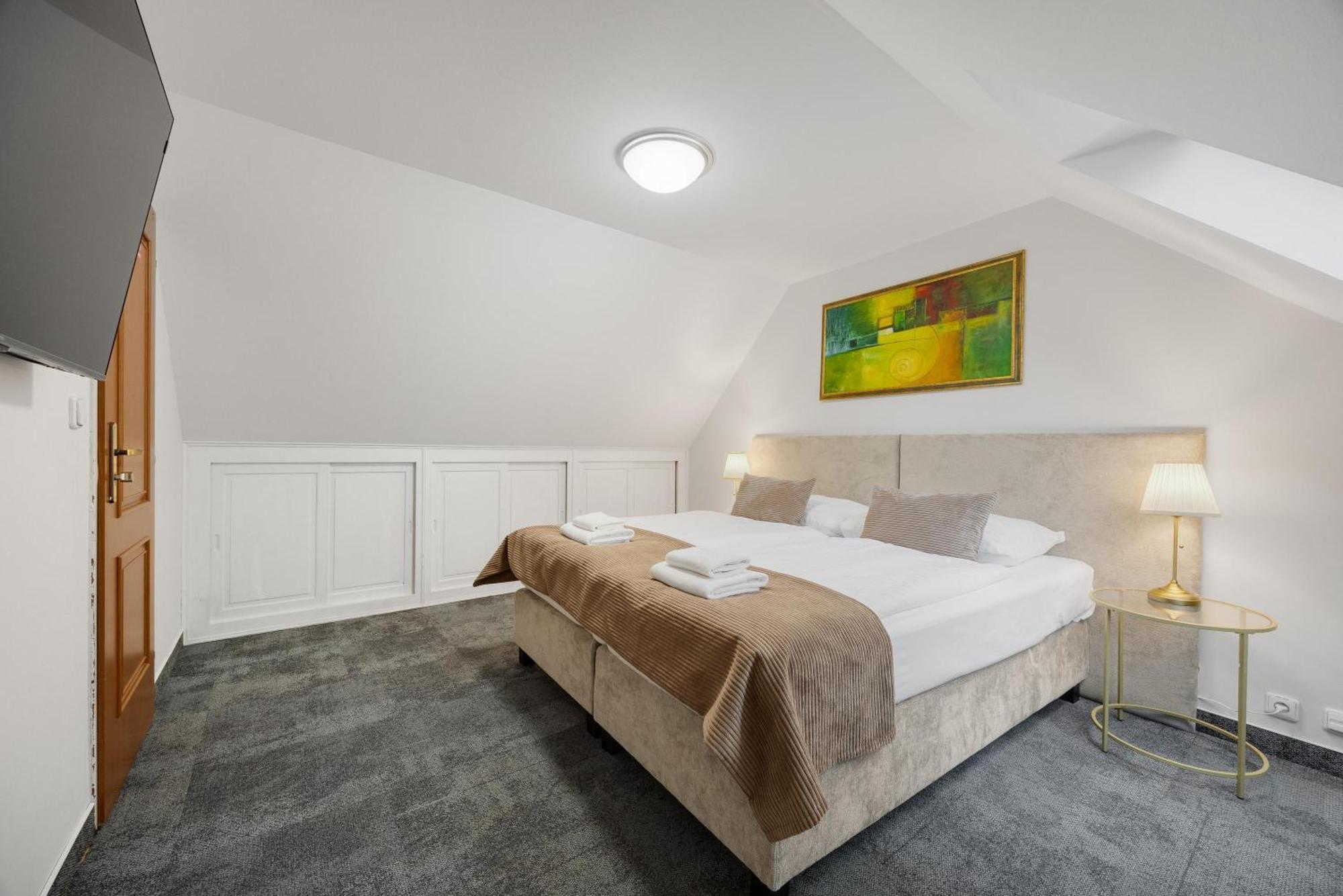 Reverie - Dependance, Check-in At Metropolitan Star