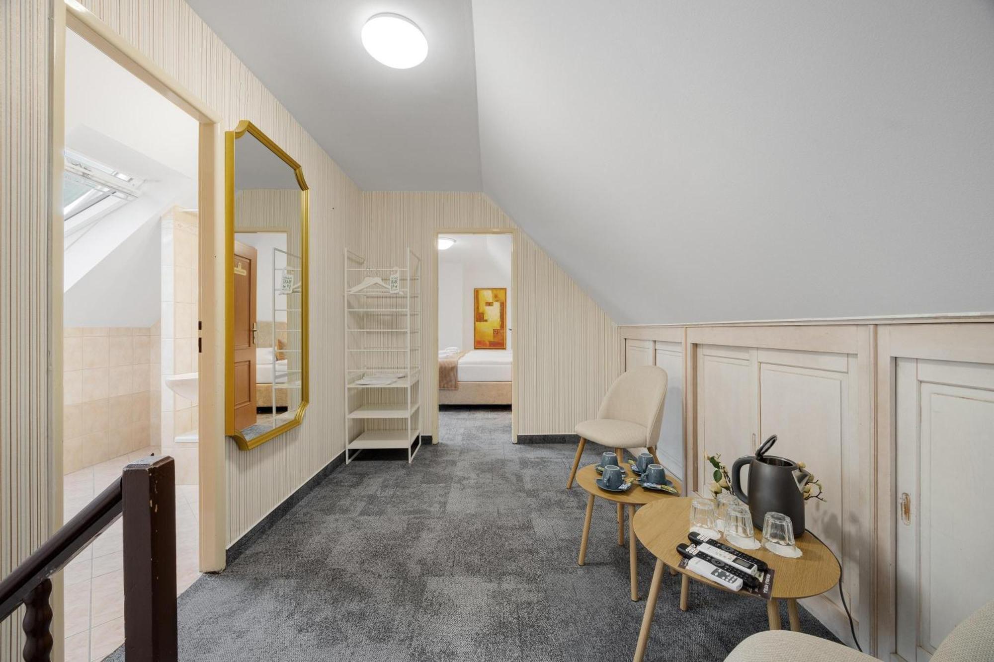 Reverie - Dependance, Check-in At Metropolitan Star 3*