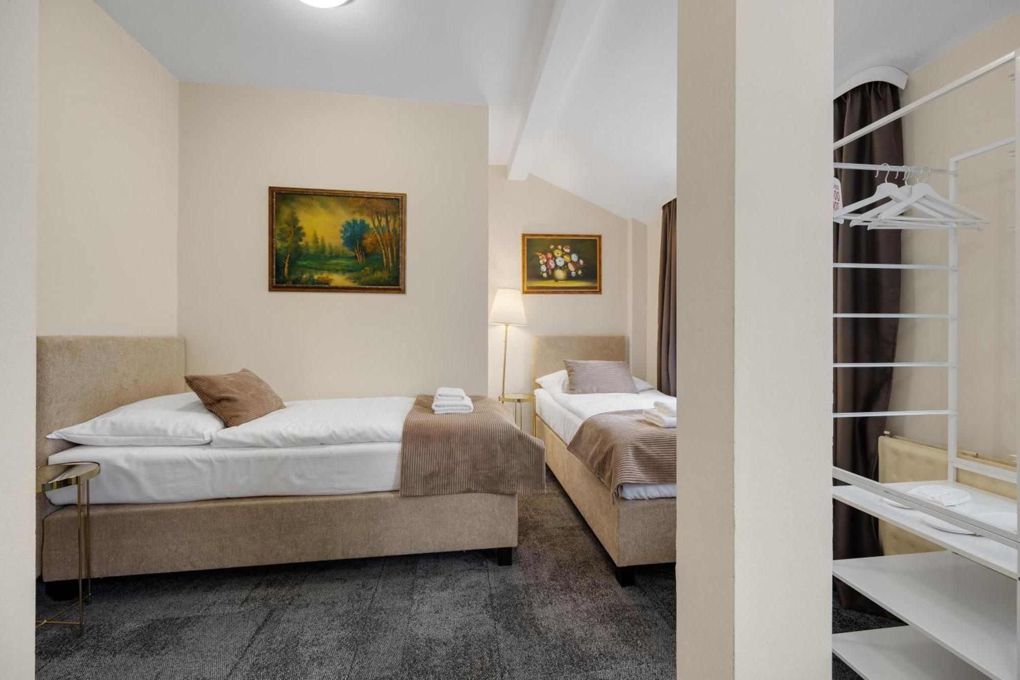 Reverie - Dependance, Check-in At Metropolitan Star