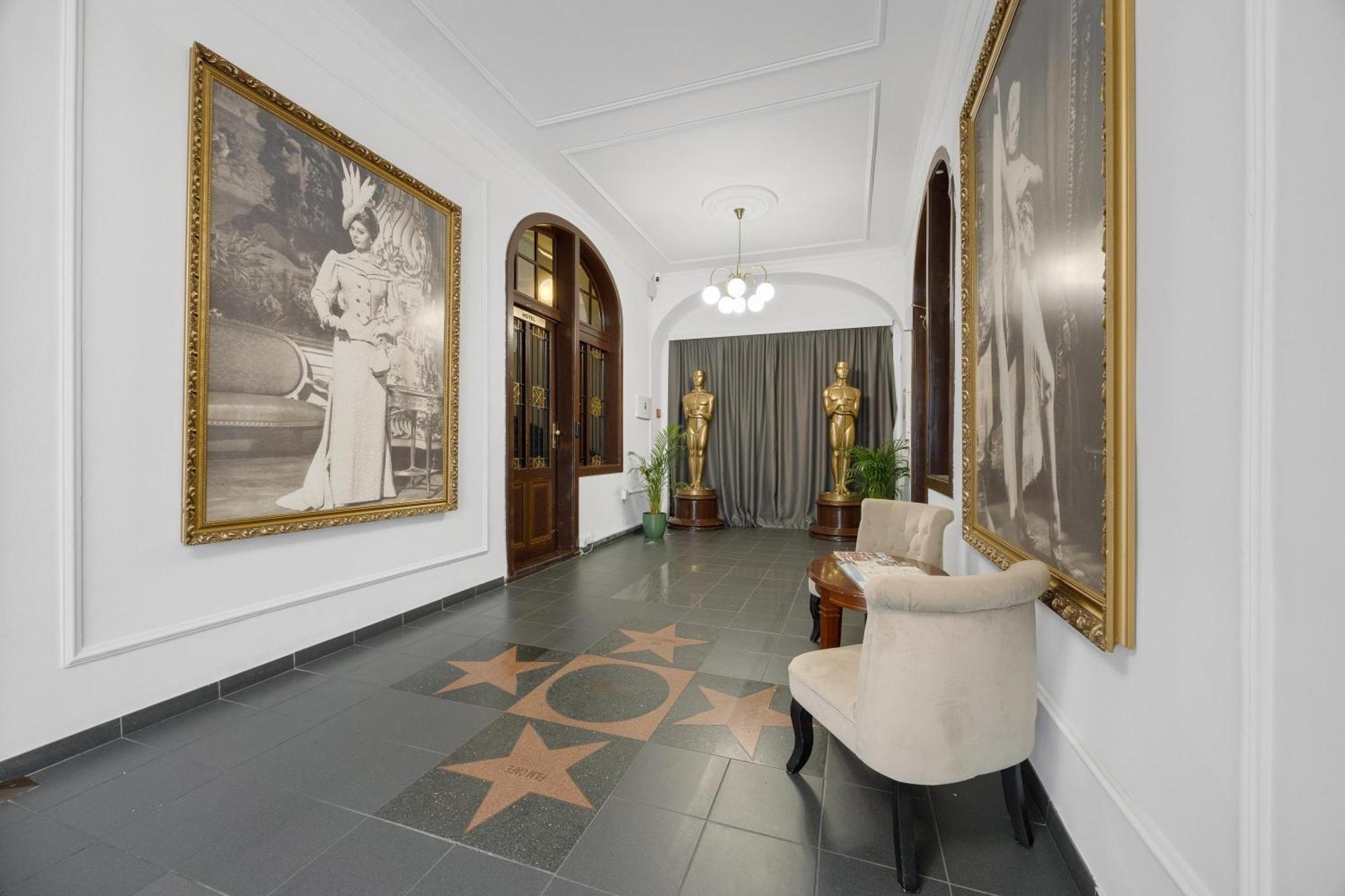 Hotel Reverie - Dependance, Check-in At Metropolitan Star