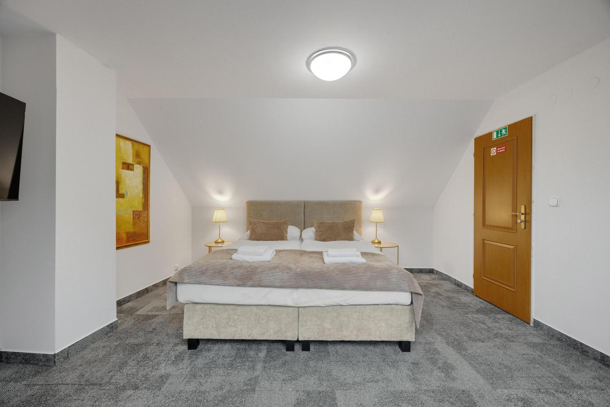 Reverie - Dependance, Check-in At Metropolitan Star Hotel