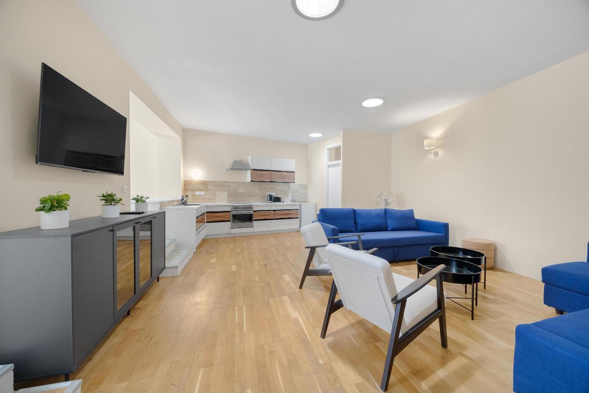 Hotel Reverie - Dependance, Check-in At Metropolitan Star