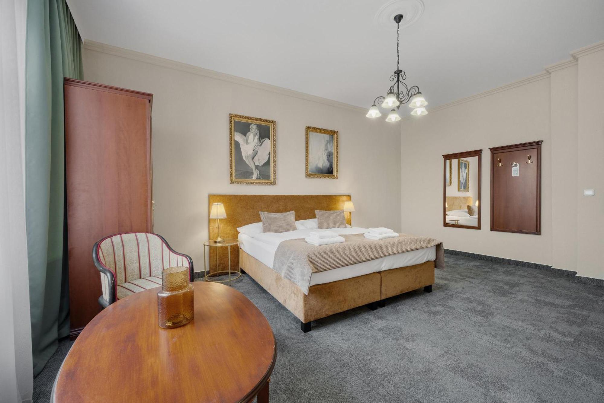 Reverie - Dependance, Check-in At Metropolitan Star Hotel 3*