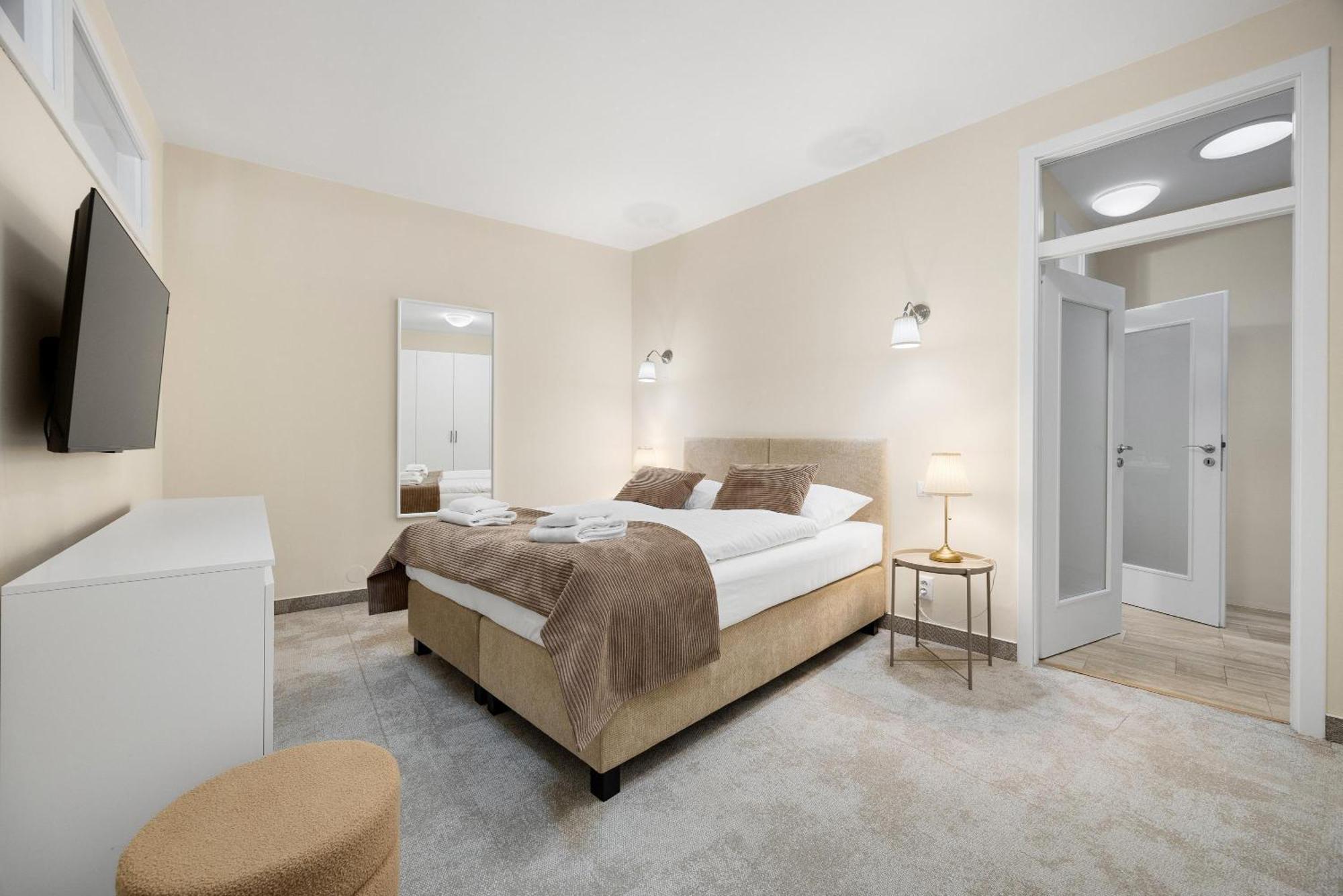 Reverie - Dependance, Check-in At Metropolitan Star